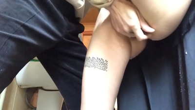 Squirt yn 'e skoalbadkeamer, in echt skuimend orgasme - myn learaar die syn bêst